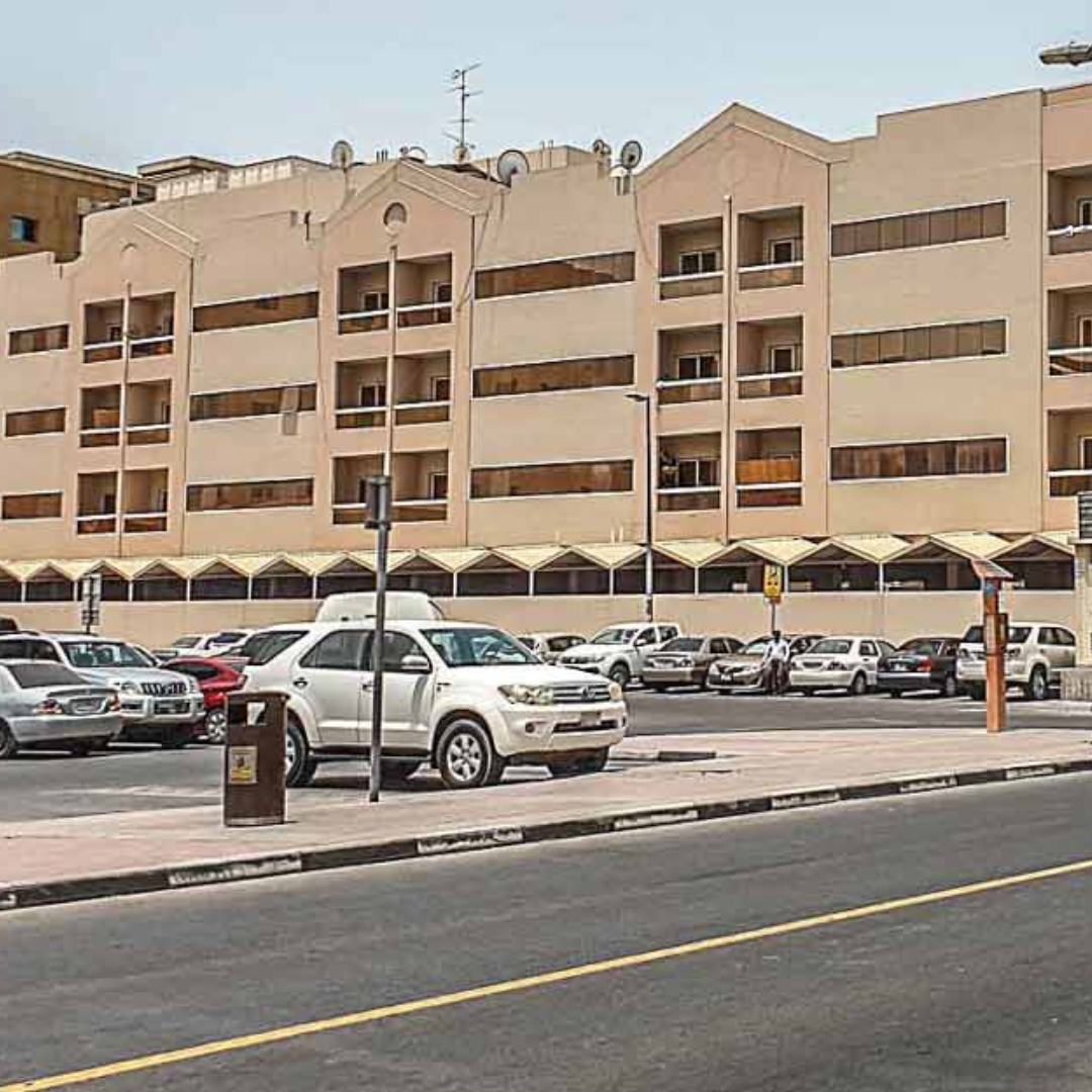 picture showing old appartments around hor al naz area 