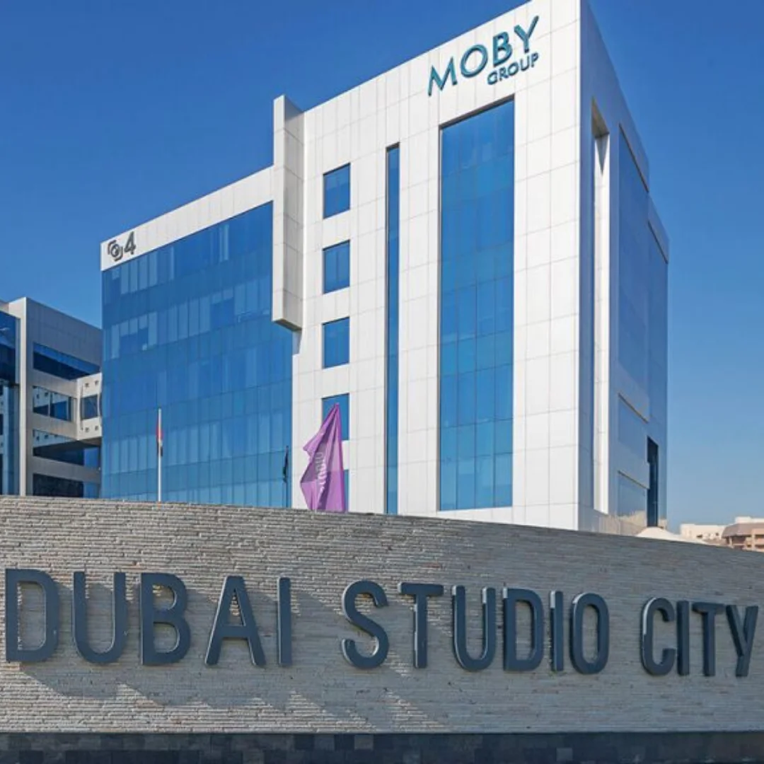 picture showing dubai studio city gate statue and picture